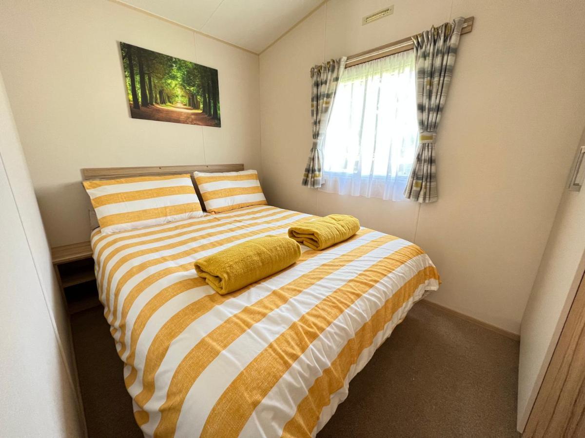 Mallard Corner, Cosy Cotswold Lakeview Lodge เซาธ์เซอร์นีย์ ภายนอก รูปภาพ