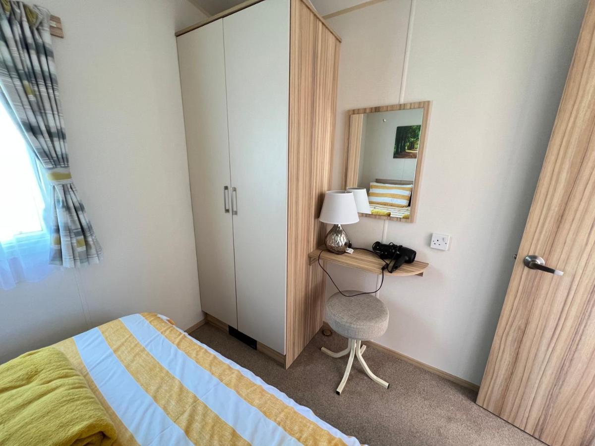 Mallard Corner, Cosy Cotswold Lakeview Lodge เซาธ์เซอร์นีย์ ภายนอก รูปภาพ