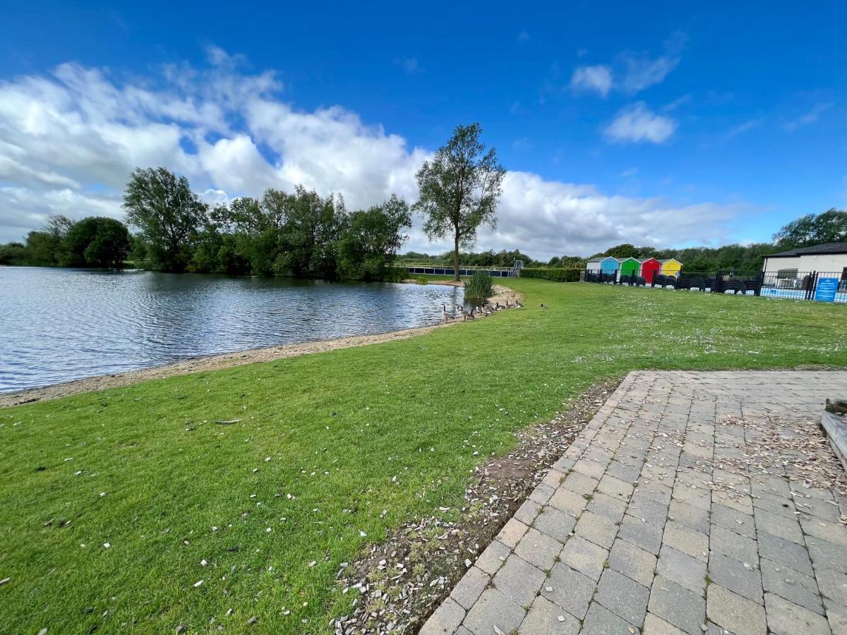 Mallard Corner, Cosy Cotswold Lakeview Lodge เซาธ์เซอร์นีย์ ภายนอก รูปภาพ