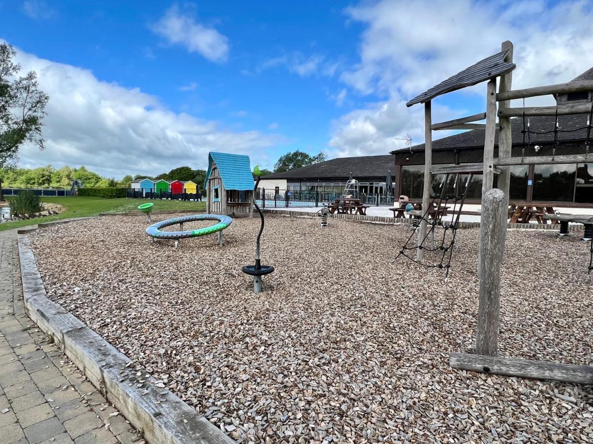 Mallard Corner, Cosy Cotswold Lakeview Lodge เซาธ์เซอร์นีย์ ภายนอก รูปภาพ