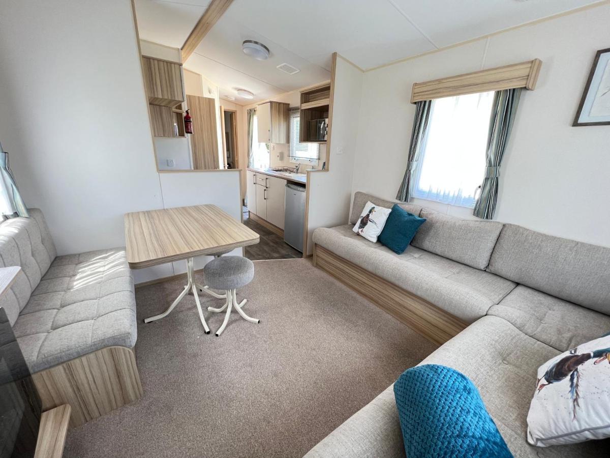 Mallard Corner, Cosy Cotswold Lakeview Lodge เซาธ์เซอร์นีย์ ภายนอก รูปภาพ