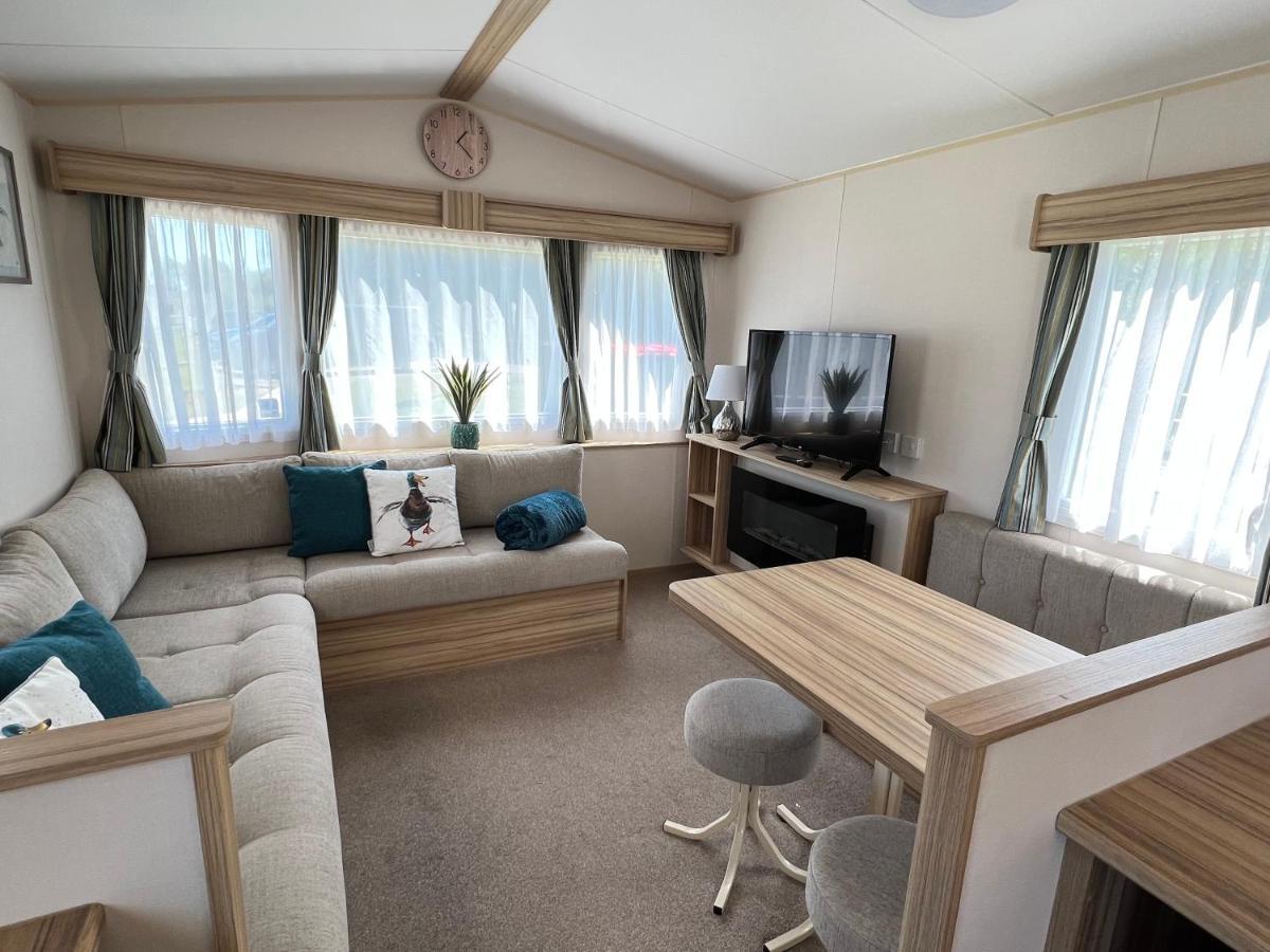 Mallard Corner, Cosy Cotswold Lakeview Lodge เซาธ์เซอร์นีย์ ภายนอก รูปภาพ
