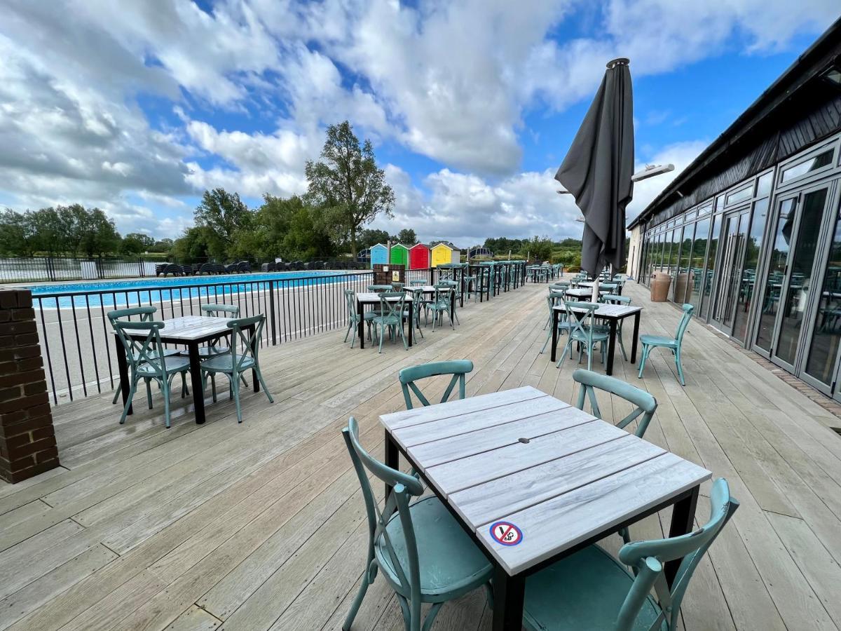 Mallard Corner, Cosy Cotswold Lakeview Lodge เซาธ์เซอร์นีย์ ภายนอก รูปภาพ