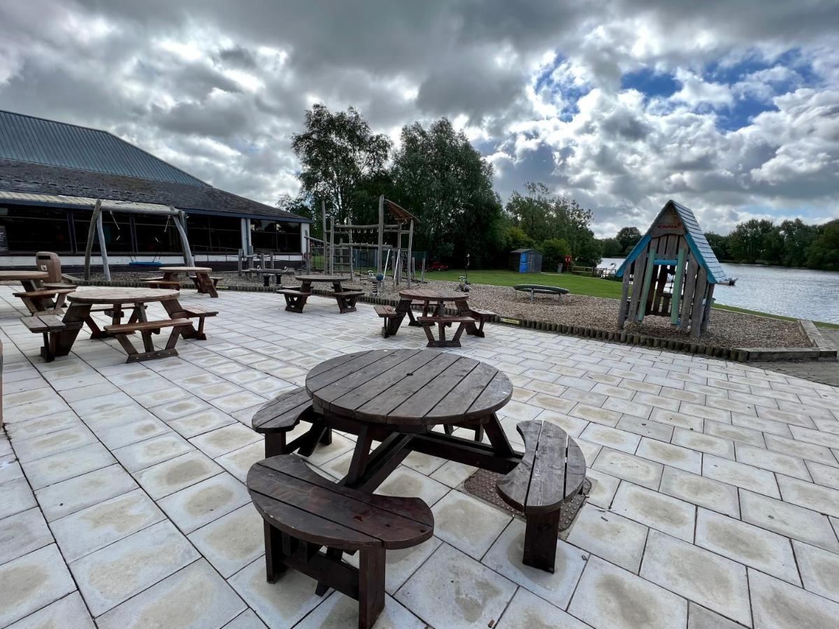 Mallard Corner, Cosy Cotswold Lakeview Lodge เซาธ์เซอร์นีย์ ภายนอก รูปภาพ