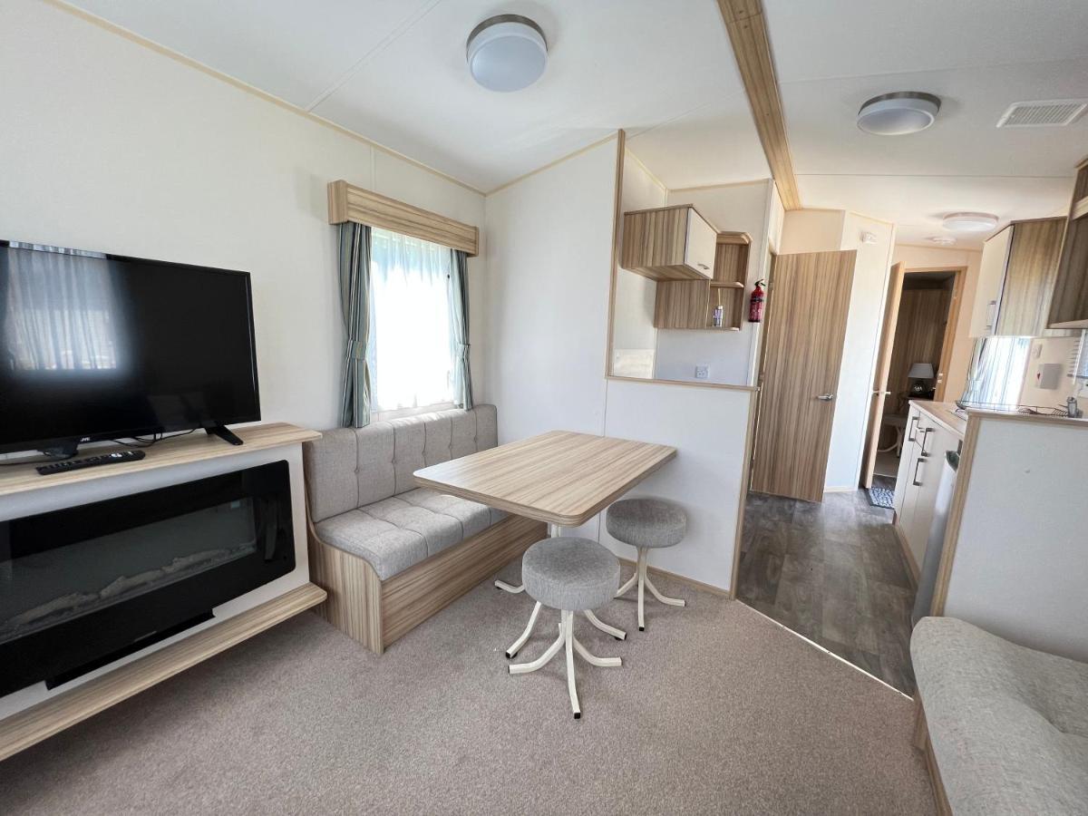 Mallard Corner, Cosy Cotswold Lakeview Lodge เซาธ์เซอร์นีย์ ภายนอก รูปภาพ