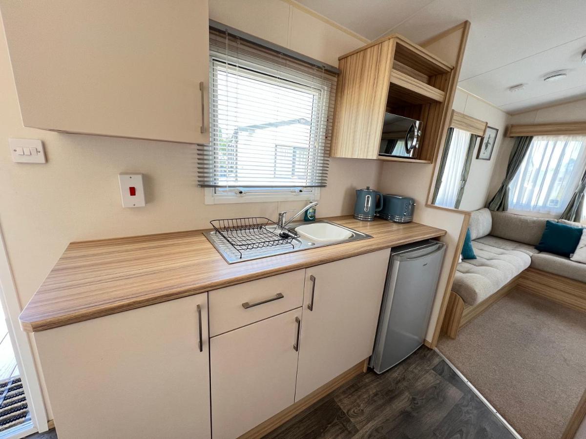 Mallard Corner, Cosy Cotswold Lakeview Lodge เซาธ์เซอร์นีย์ ภายนอก รูปภาพ