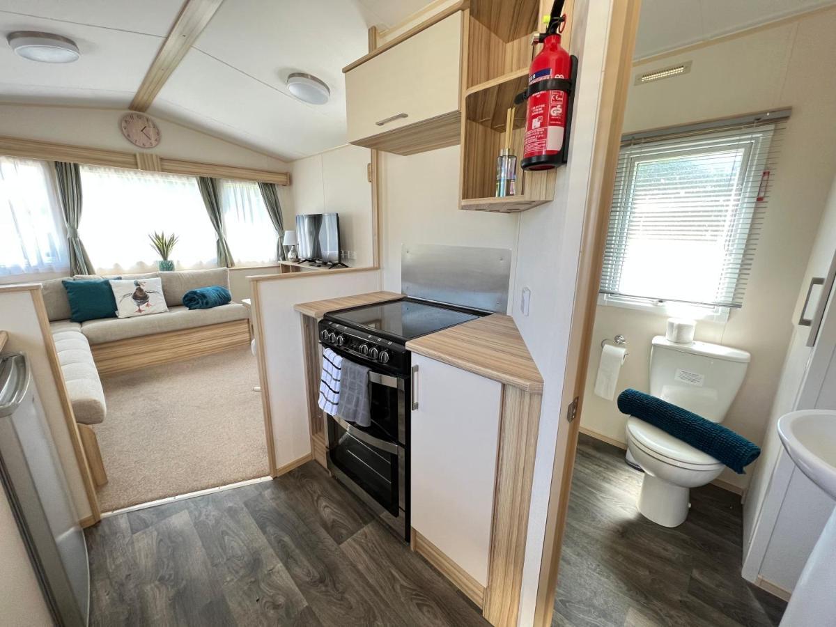 Mallard Corner, Cosy Cotswold Lakeview Lodge เซาธ์เซอร์นีย์ ภายนอก รูปภาพ