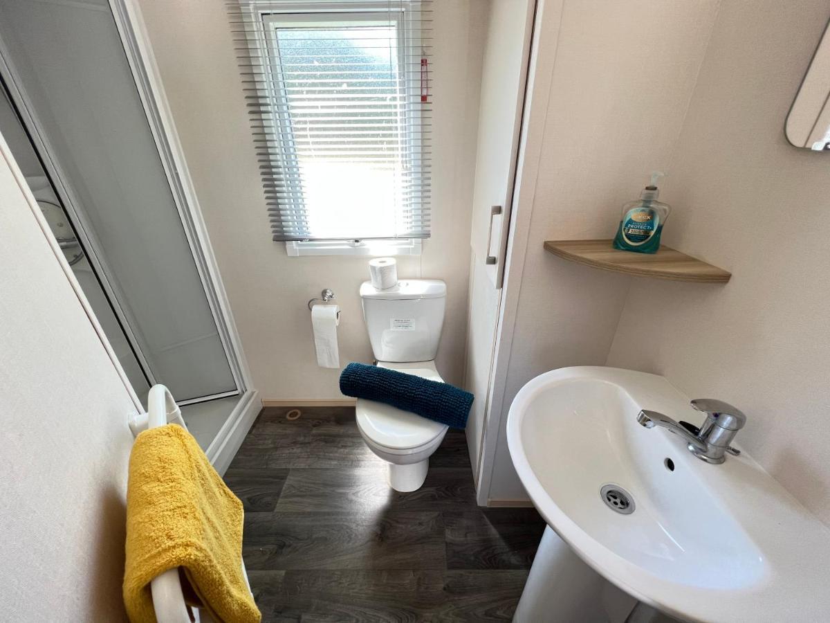 Mallard Corner, Cosy Cotswold Lakeview Lodge เซาธ์เซอร์นีย์ ภายนอก รูปภาพ