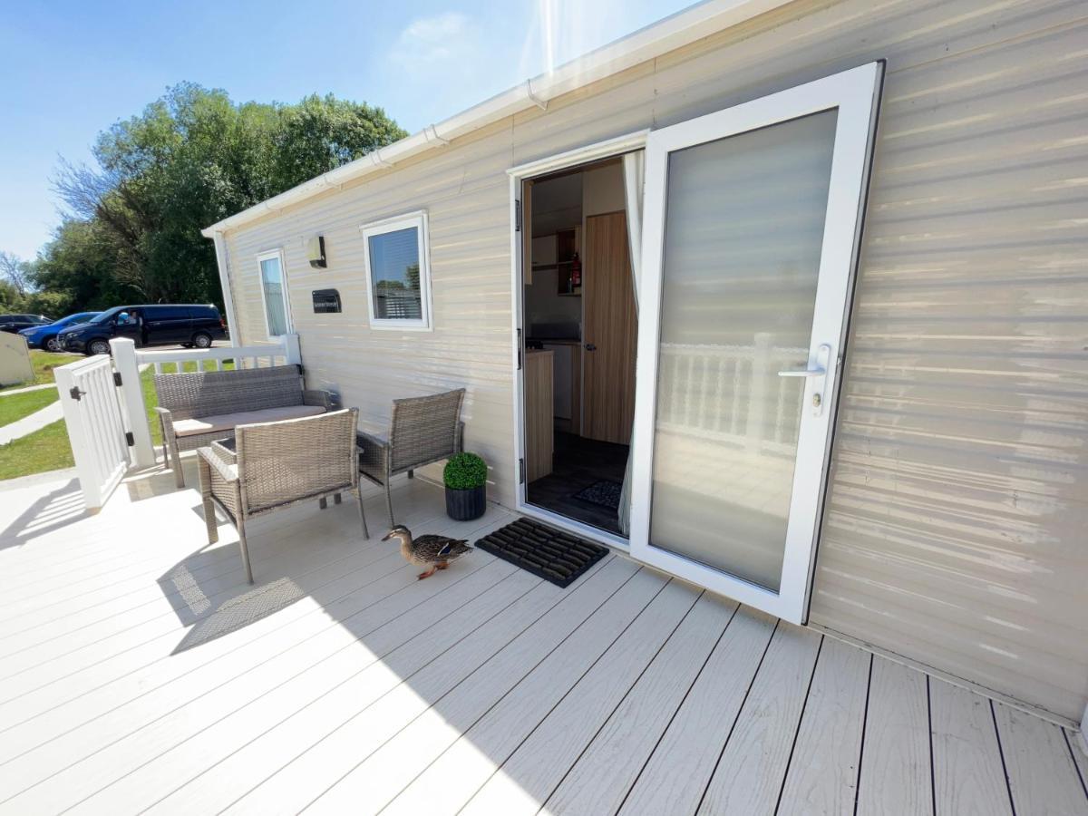 Mallard Corner, Cosy Cotswold Lakeview Lodge เซาธ์เซอร์นีย์ ภายนอก รูปภาพ