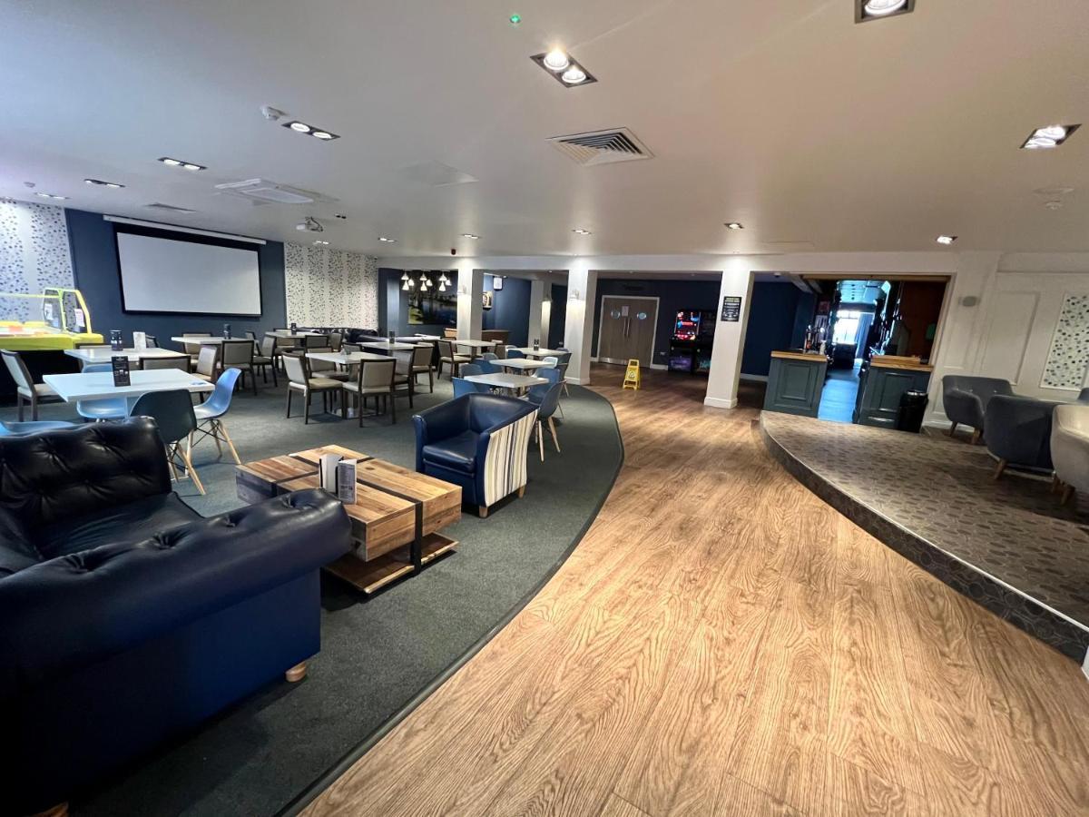 Mallard Corner, Cosy Cotswold Lakeview Lodge เซาธ์เซอร์นีย์ ภายนอก รูปภาพ