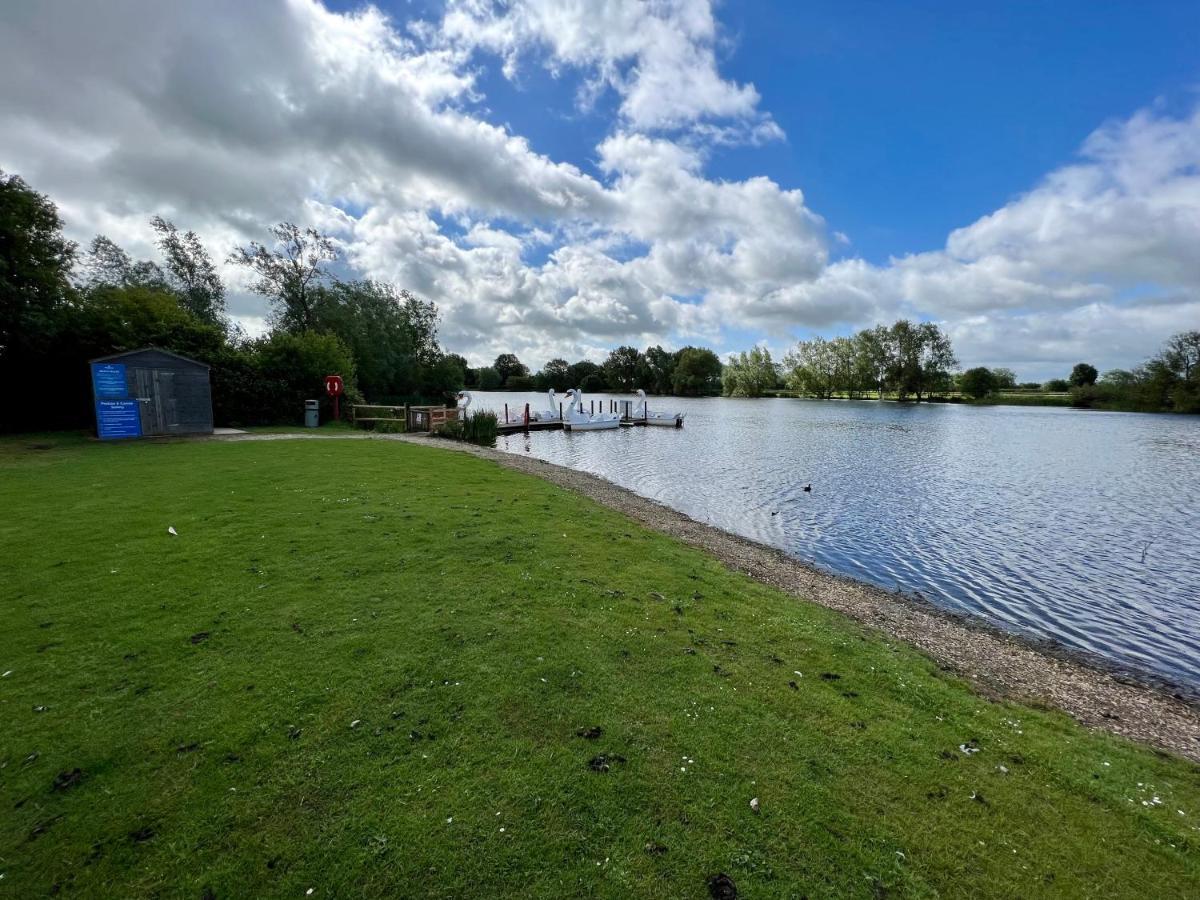 Mallard Corner, Cosy Cotswold Lakeview Lodge เซาธ์เซอร์นีย์ ภายนอก รูปภาพ
