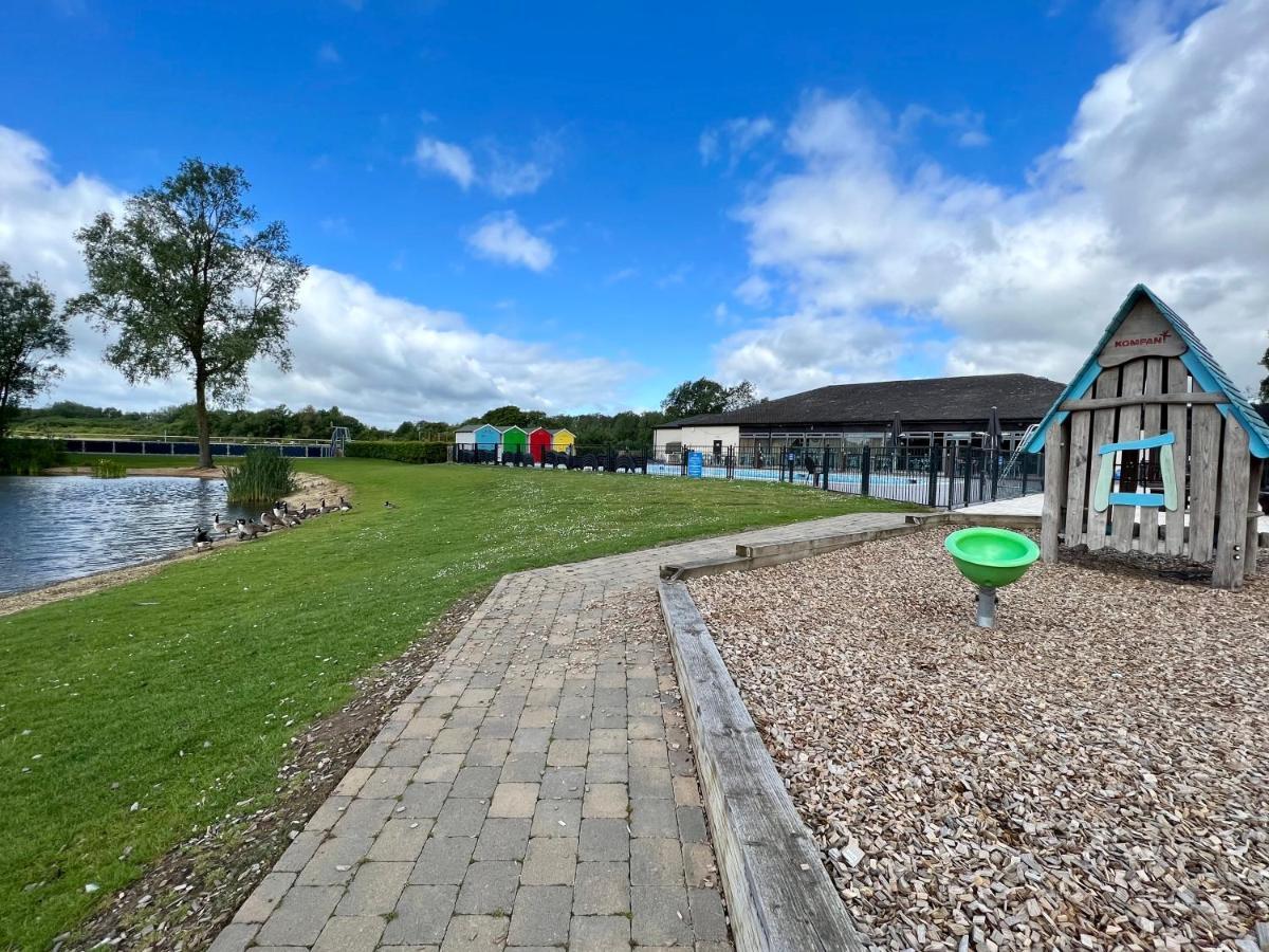 Mallard Corner, Cosy Cotswold Lakeview Lodge เซาธ์เซอร์นีย์ ภายนอก รูปภาพ