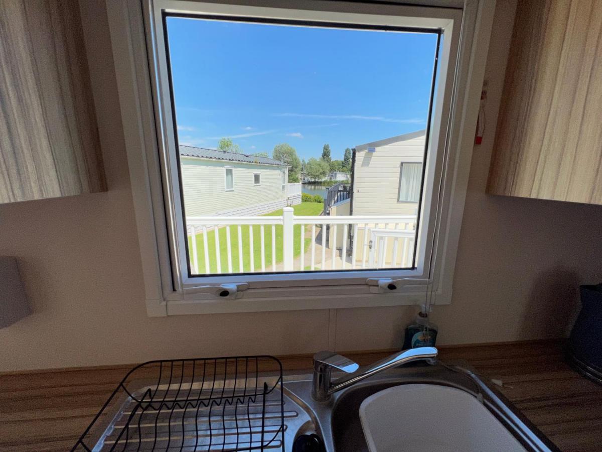 Mallard Corner, Cosy Cotswold Lakeview Lodge เซาธ์เซอร์นีย์ ภายนอก รูปภาพ