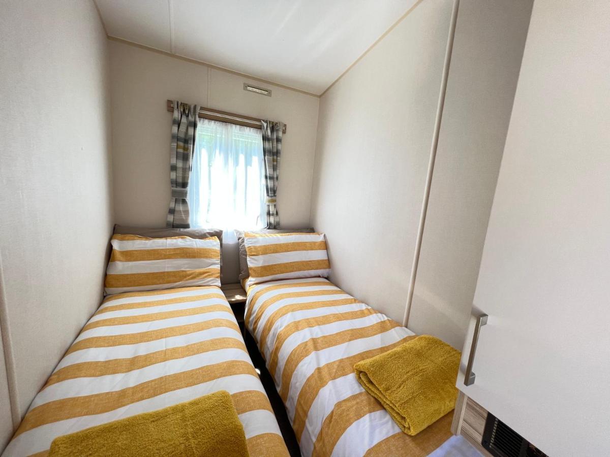 Mallard Corner, Cosy Cotswold Lakeview Lodge เซาธ์เซอร์นีย์ ภายนอก รูปภาพ