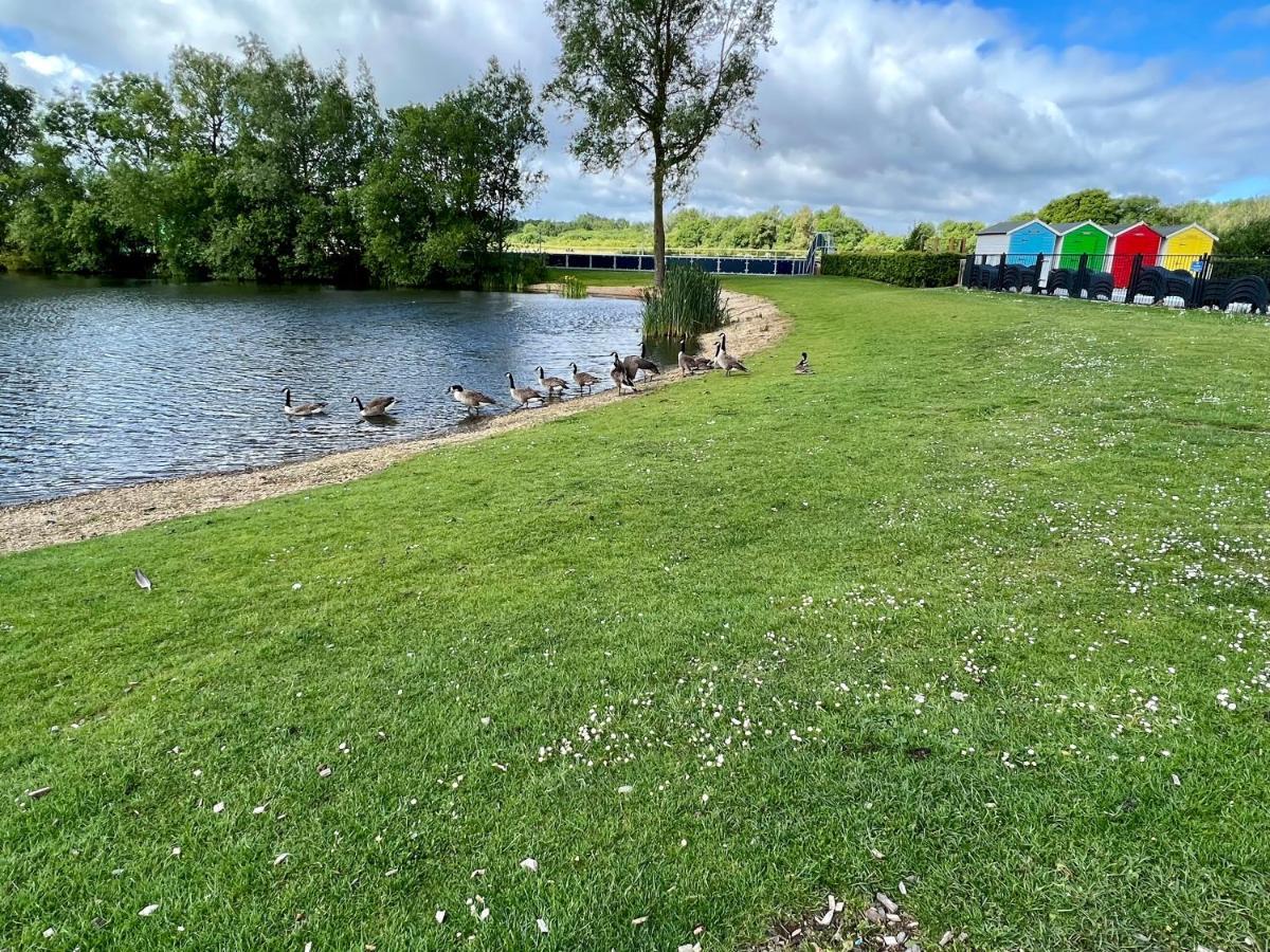 Mallard Corner, Cosy Cotswold Lakeview Lodge เซาธ์เซอร์นีย์ ภายนอก รูปภาพ