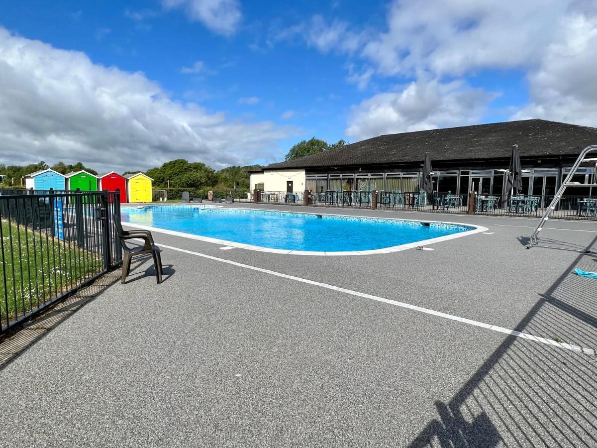 Mallard Corner, Cosy Cotswold Lakeview Lodge เซาธ์เซอร์นีย์ ภายนอก รูปภาพ