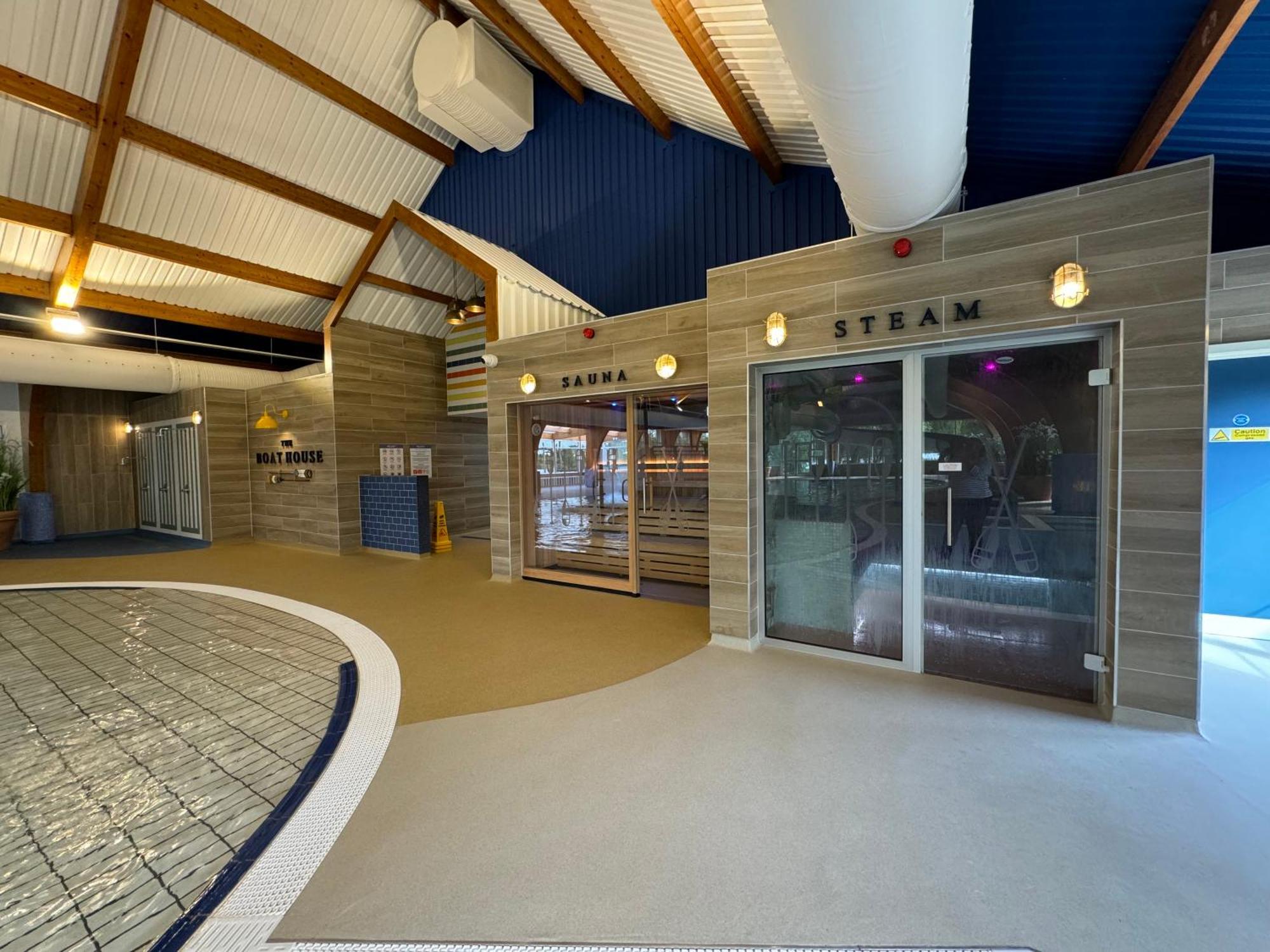 Mallard Corner, Cosy Cotswold Lakeview Lodge เซาธ์เซอร์นีย์ ภายนอก รูปภาพ
